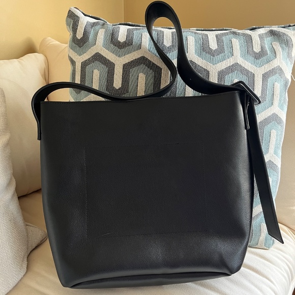 NA-KD Buckle Totebag Black Magnetic Snap closure Zip Pocket inside - Picture 3 of 8